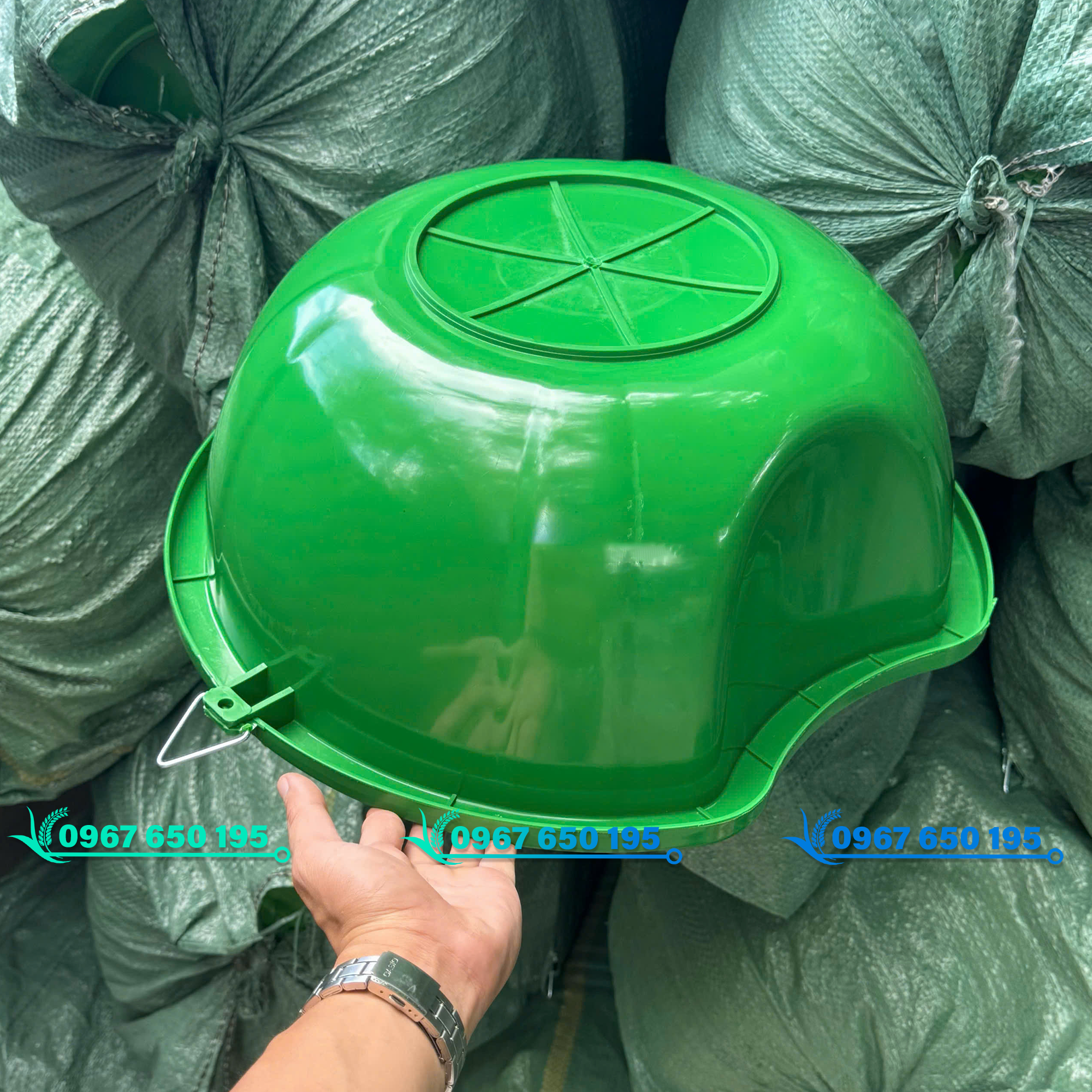 Thau rải phân bón nhựa HDPE